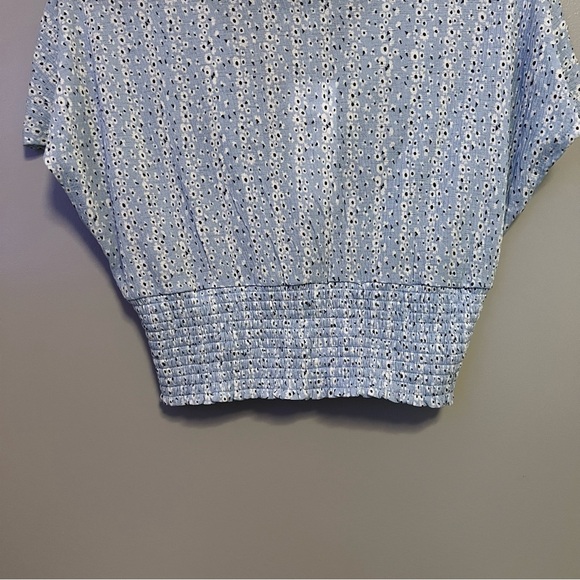 Cropped Flower Printed V Neck Top - Picture 2 of 3